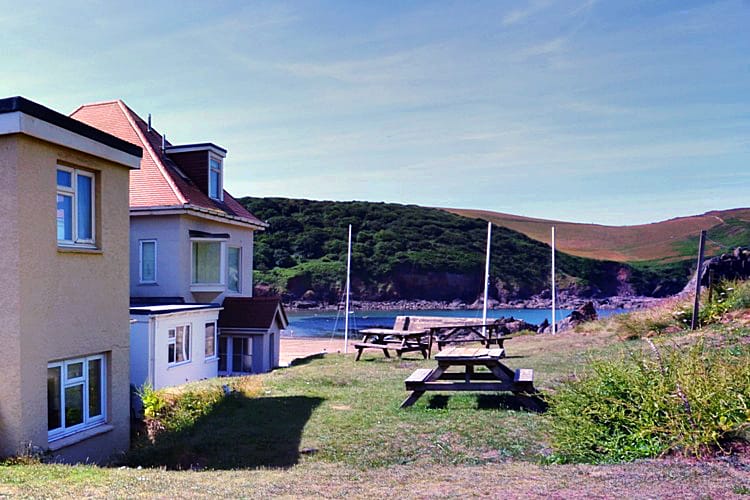 Anchor Cottage is located in Hope Cove