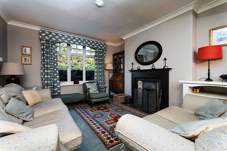 Jubilee Cottage is located in Thurlestone